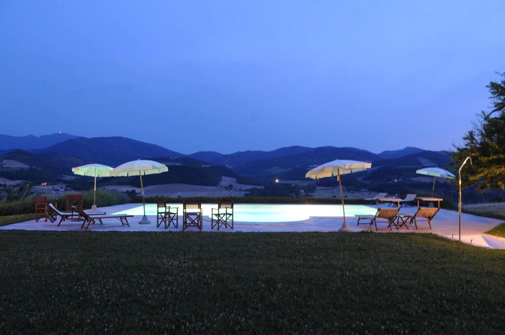 ウルバーニア Agriturismo La Rosa Teaヴィラ エクステリア 写真